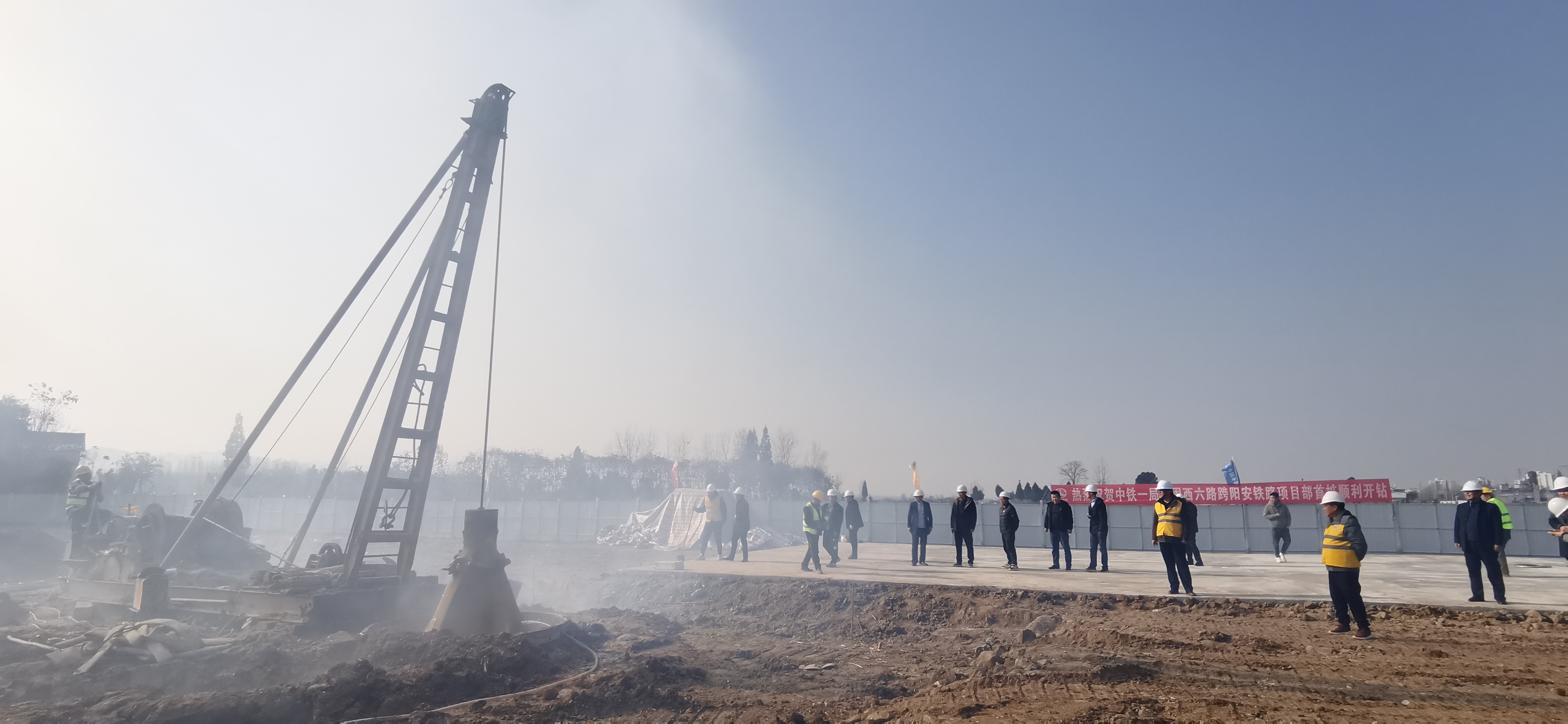 241637734356567649.jpeg 2021124城固縣西六路南段跨陽安鐵路段項目首鉆開工.jpg