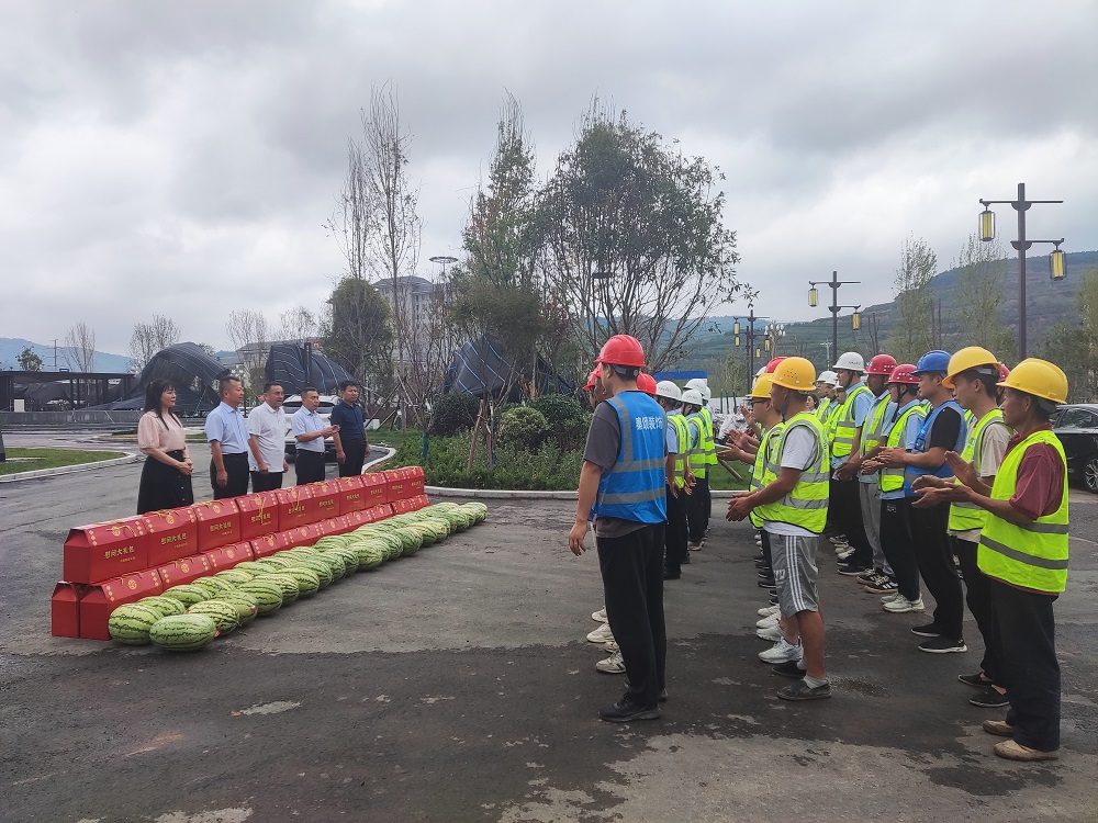 081691488567682262.jpg 千陽縣政協(xié)主席邊劍鋒赴千陽縣西新區(qū)新型城鎮(zhèn)化建設(shè)項(xiàng)目開展夏日送清涼慰問活動(dòng).jpg